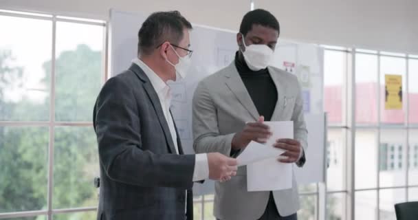 Multi Cultural Businessmen Collaborate Debate Someone Who Understands Concept Social — Stock Video