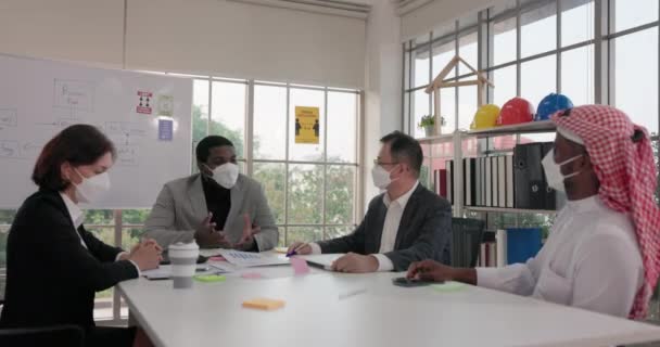 Bir Konferans Masasında Yüz Maskesi Takan Çok Irklı Erkek Kadın — Stok video