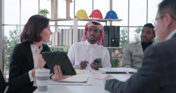 Çok Irklı Adamları Masanın Etrafında Oturma Projesini Tartışıyor — Stok video