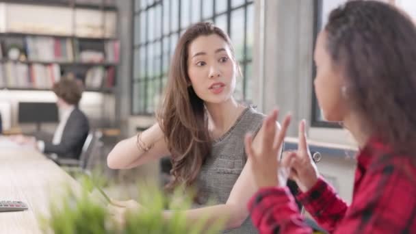 Asyalı Kadınları Günlük Giysiler Içinde Bir Meslektaşlarıyla Tablet Üzerinde Çalışıyorlar — Stok video