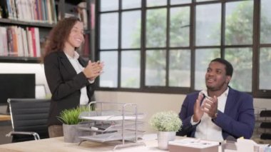 Çeşitli etnik kökenlere sahip takım üyeleri Başarı Toplantısı İş Dünyası 'ndan alkış ve tezahürat.