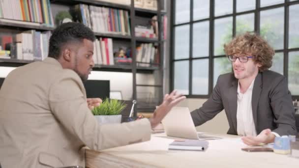 Empresários Diferentes Origens Étnicas Culturais Discutem Ideia Negócio Homem Cabelo — Vídeo de Stock