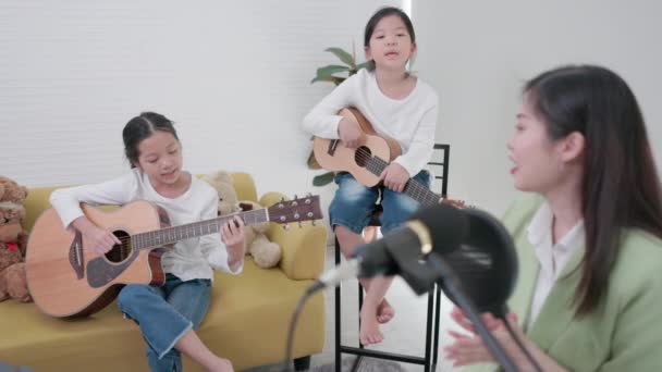 Hoş Bir Aile Oturma Odasında Eğleniyor Gitar Çalıyor Evlerinin Rahatlığından — Stok video
