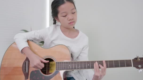 Nette Familie Genießt Eine Gute Zeit Wohnzimmer Spielt Gitarre Und — Stockvideo