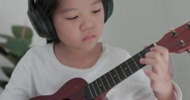 Hoş bir aile oturma odasında eğleniyor, gitar çalıyor ve evlerinin rahatlığından birlikte şarkı söylüyorlar..