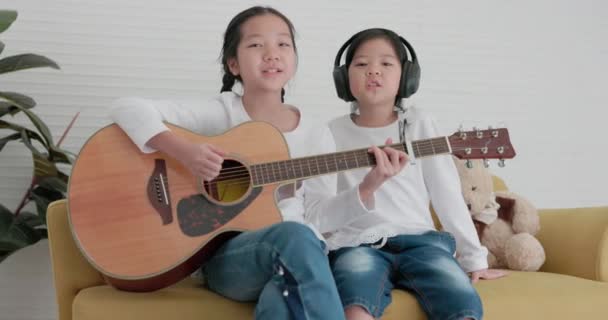 Duas Irmãs Estão Divertindo Sala Estar Partir Conforto Sua Própria — Vídeo de Stock