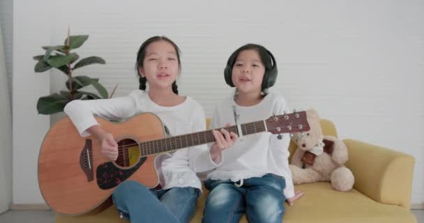 Dos Hermanas Están Teniendo Tiempo Fantástico Sala Estar Desde Comodidad — Vídeos de Stock