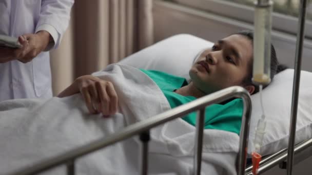Una Paziente Sdraiata Letto Ospedale Una Giovane Donna Depressa Sdraia — Video Stock