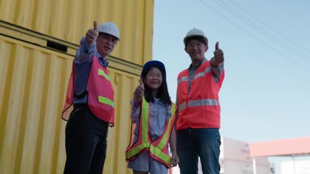 Shipyard Happy Father Daughter Senior Engineers Celebrate Happy Family Visits — 비디오