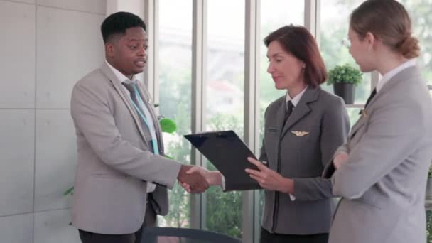 African American Airline Business Manager Meets Caucasian Workers Examine Airline — Vídeo de Stock