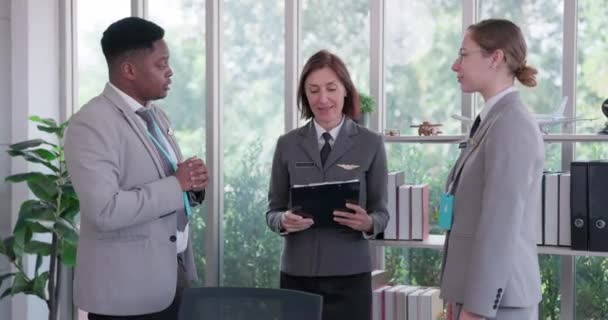 African American Airline Business Manager Meets Caucasian Workers Examine Airline — Vídeo de Stock