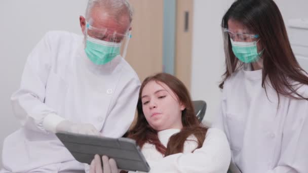 Ett Modernt Tandläkarkontor Använder Vit Manlig Tandläkare Med Ansiktsmask Tablett — Stockvideo