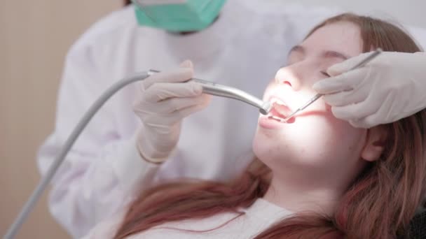 Zubařka Asii Zkoumá Dámskou Ústní Dutinu Žena Zubařskou Prohlídku Klinice — Stock video