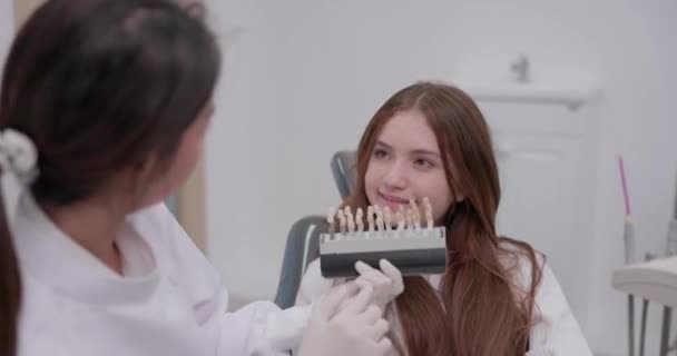 Woman Dentist Shoe Denture Model Woman Having Dental Check Clinic — Vídeo de Stock