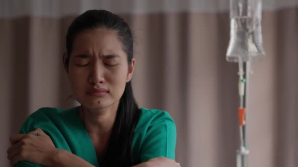 Перед Операцією Одна Азіатка Пацієнтка Сидить Лікарняному Ліжку Налякана Налякана — стокове відео
