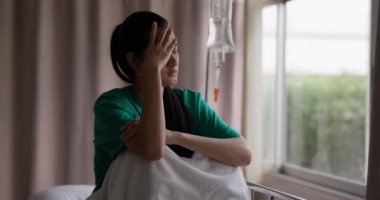 Ameliyattan önce, Asyalı bir kadın hasta hastane yatağında korkmuş, korkmuş ve endişeli bir şekilde oturuyor. Yalnızlık içinde, kadın pencereden dışarı baktı. Kanser ve sağlık sorunları fikri