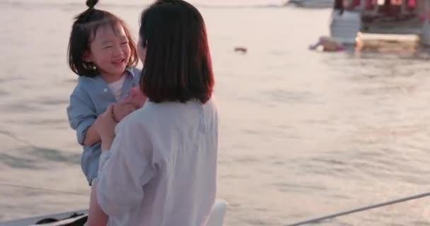 Barco Una Madre Asiática Hijo Yate Que Descansa Atardecer Niño — Vídeos de Stock