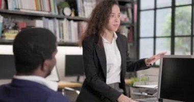 Bir ofis molasında, bir iş adamı kadın bir iş arkadaşıyla konuşur. Güzel bir sohbetin tadını çıkar ve proje hakkında konuş. İyi çalışma ilişkileri kavramı