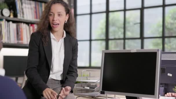 Rast Konverserar Affärsman Med Kvinnlig Medarbetare Njut Bra Konversation Och — Stockvideo