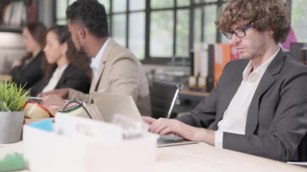 Ofisteki Iki Erkek Arkadaşı Yerinde Sohbet Ediyor Birlikte Çalışıyorlar Mutlu — Stok video