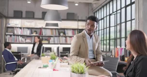 Ofiste Çok Irklı Genç Erkek Kadın Arkadaşlarından Oluşan Bir Grup — Stok video