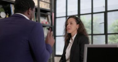 Bir ofis molasında, bir iş adamı kadın bir iş arkadaşıyla konuşur. Güzel bir sohbetin tadını çıkar ve proje hakkında konuş. İyi çalışma ilişkileri kavramı