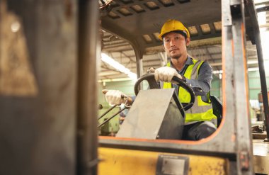 Mühendis Adam forklift sürücüsü. Endüstriyel veya depolama fabrikasında geçmişi var..