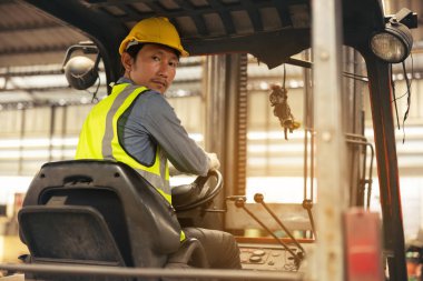 Mühendis Adam forklift sürücüsü. Endüstriyel veya depolama fabrikasında geçmişi var..