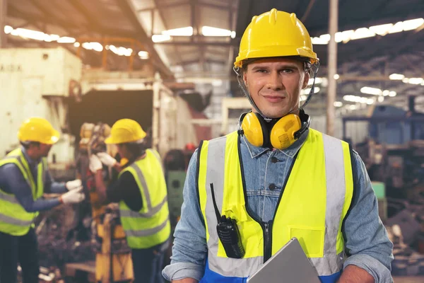 站在车间 复制空间和工厂工业工程中 头戴硬礼帽的工厂工人盯着照片的画像 — 图库照片