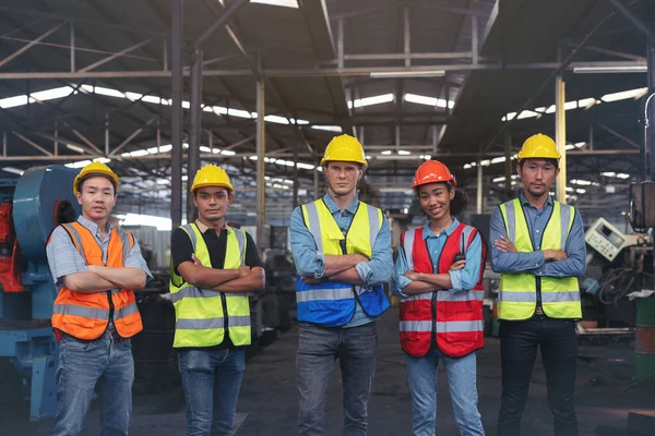 Grupo Trabajadores Industria Ingenieros Diversas Razas Disfrutan Trabajando Una Planta —  Fotos de Stock