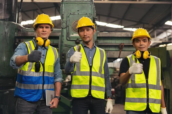 Grupo Trabajadores Industria Ingenieros Diversas Razas Disfrutan Trabajando Una Planta —  Fotos de Stock