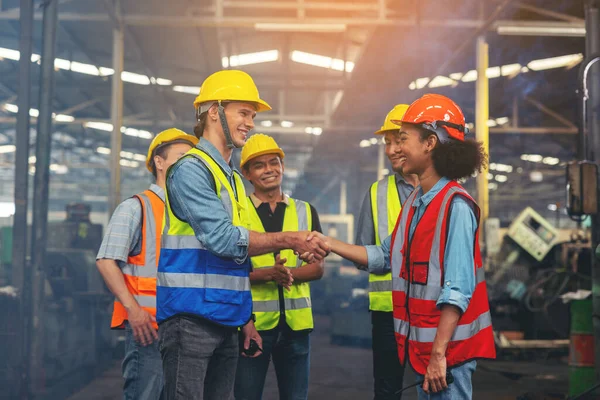 Group Industry Workers Engineers Various Races Enjoy Working Heavy Plant — Stock Photo, Image