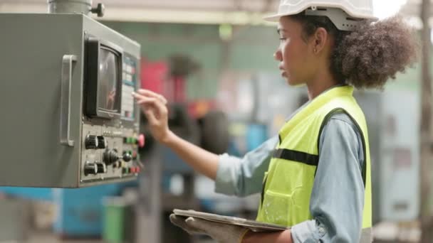 Trabalhadora Fábrica Negra Confiante Utilizando Tablet Enquanto Controla Máquina Industrial — Vídeo de Stock
