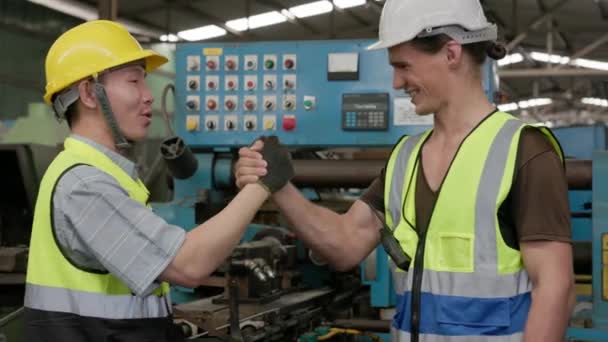 Een Fabriek Heeft Een Industrieel Ingenieur Een Bedieningspaneel Het Concept — Stockvideo