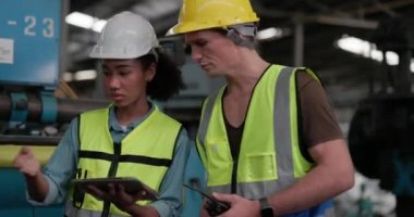 Güvenlik üniforması ve sıkı bir şapka giyen profesyonel bir ağır endüstri mühendisi / işçi tablet bilgisayar kullanır. Bir Afro-Amerikan Endüstrisi