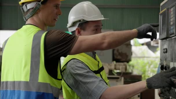 Vid Tillverkningsfabrik Driver Industriingenjör Ett Kontrollpanelsystem Begreppet Tillverkningsprocess Eller Maskiner — Stockvideo