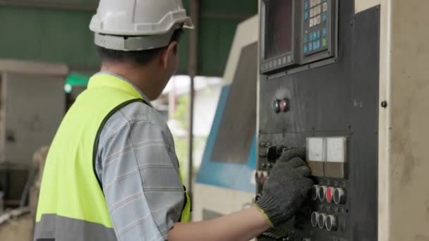 Industriingeniør Driver Kontrollpanel Fabrikk Begrepet Produksjonsprosess Eller Maskiner – stockvideo