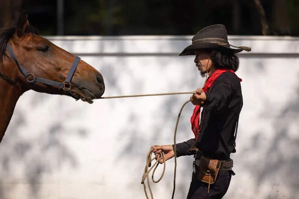 Einem Freilandstall Trainiert Ein Als Cowboy Verkleideter Mann Sein Pferd — Stockfoto