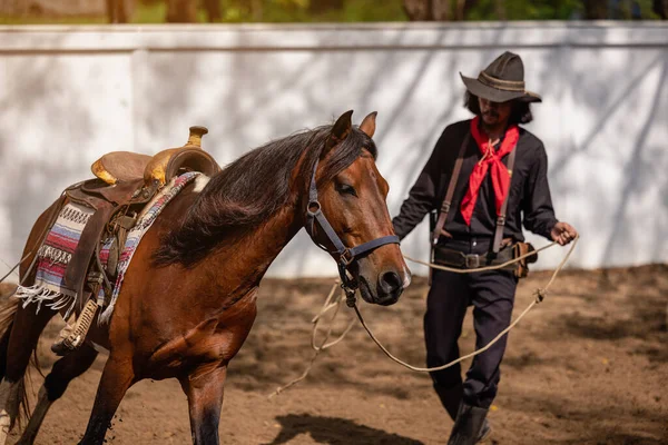 Einem Freilandstall Trainiert Ein Als Cowboy Verkleideter Mann Sein Pferd — Stockfoto