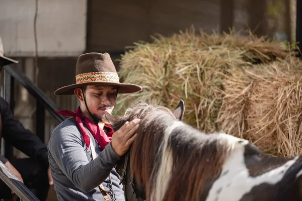 Einem Freilandstall Trainiert Ein Als Cowboy Verkleideter Mann Sein Pferd — Stockfoto