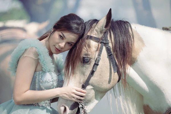 Pôr Sol Uma Linda Menina Sensual Seu Cavalo Atravessam Floresta — Fotografia de Stock