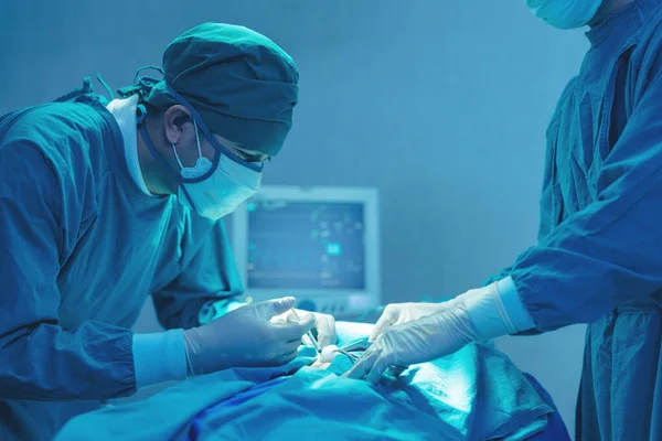 Bir Hastanenin Ameliyathanesinde Bir Grup Cerrah Ameliyat Yapıyor Hastanenin Cerrahi — Stok fotoğraf