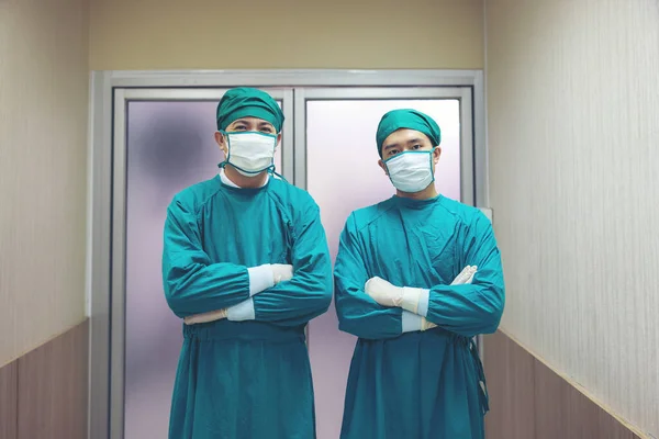 Ameliyathanede Arka Planda Doktorlardan Oluşan Bir Ekiple Bir Erkek Cerrahın — Stok fotoğraf