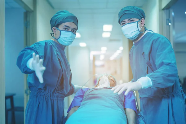 Doktor Koridordaki Bir Sonraki Prosedür Için Hastalarını Hazırlıyor Bir Tıbbi — Stok fotoğraf