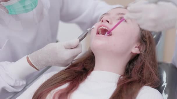 Durante Uma Visita Clínica Odontológica Dentista Seu Assistente Analisam Paciente — Vídeo de Stock