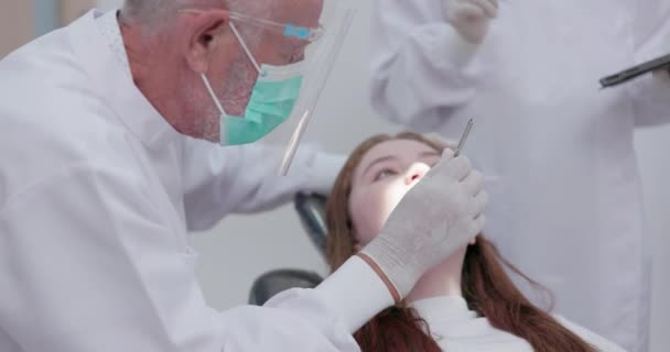 Bei Einem Zahnarztbesuch Analysieren Ein Zahnarzt Und Seine Assistentin Einen — Stockvideo