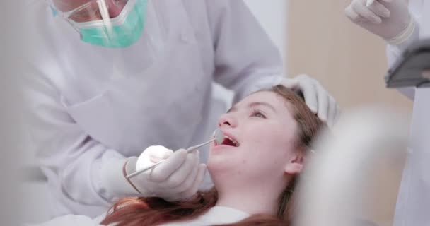 Dişçi Muayenehanesine Yapılan Bir Ziyarette Dişçi Asistanı Dişçi Koltuğundaki Hastayı — Stok video