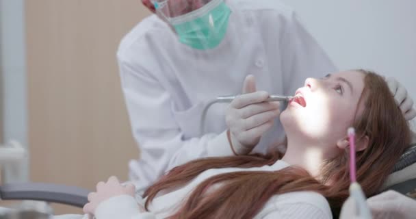 Durante Uma Visita Clínica Odontológica Dentista Seu Assistente Analisam Paciente — Vídeo de Stock