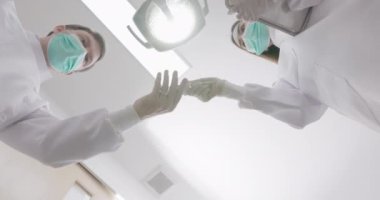 İş yerindeki dişçi, sağlık personeli ve çalışanlar dişçi muayenehanesinde ve bir dişçi ve asistanın müşteri ziyareti sırasında düşük açılı görüntüsü.