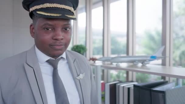 Een Jonge Zwarte Afrikaanse Piloot Lacht Het Kantoor — Stockvideo